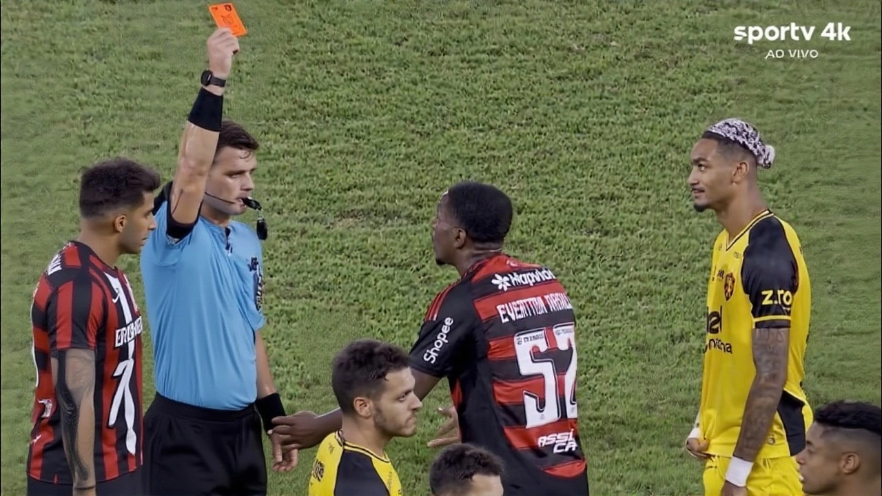 Evertton Araújo é expulso e desfalca Flamengo contra São Paulo no Brasileirão